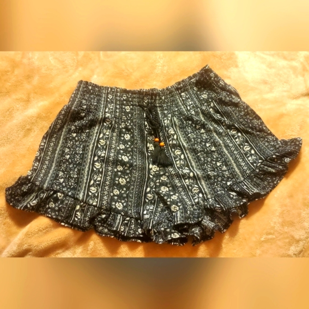No Boundaries Shorts Juniors Size M(7-9) Black and White. NWOT.